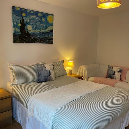 2 Bed, 2 Bath Apartment In Guildford Town Centre With Parking! מראה חיצוני תמונה