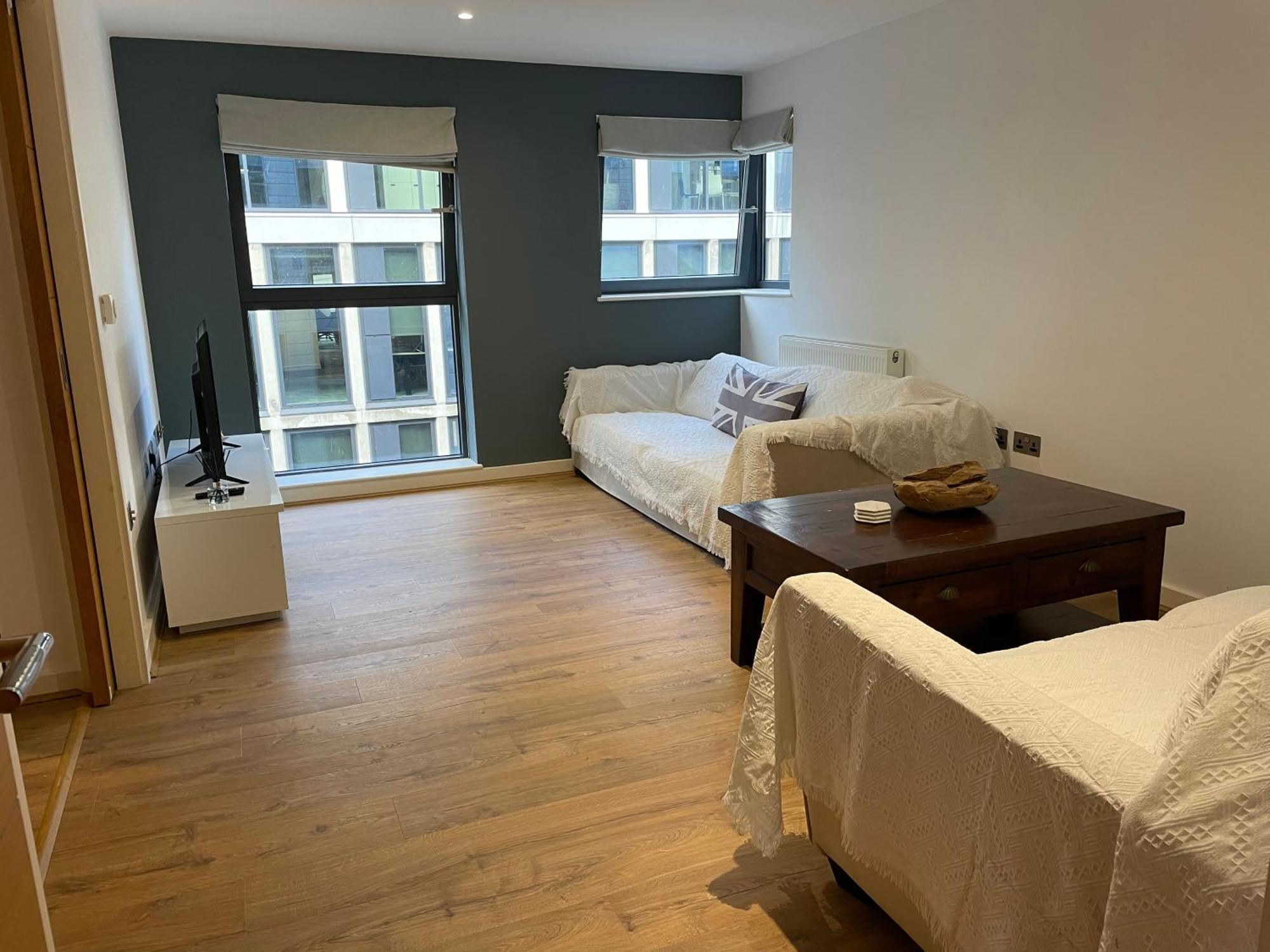 2 Bed, 2 Bath Apartment In Guildford Town Centre With Parking! מראה חיצוני תמונה