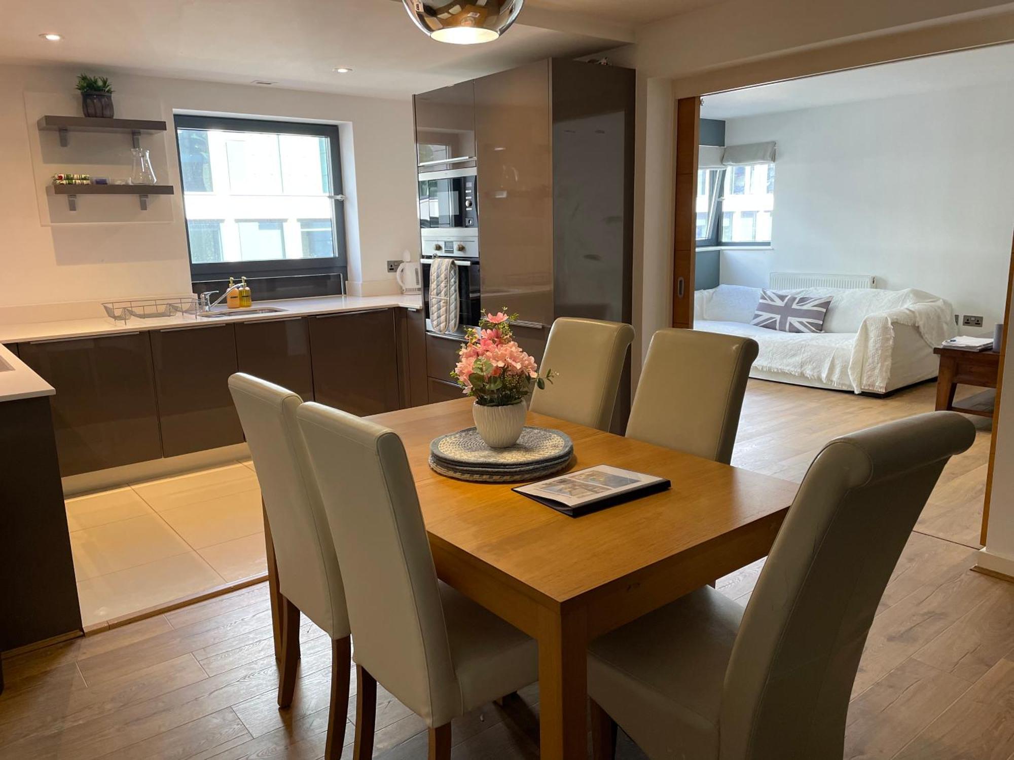 2 Bed, 2 Bath Apartment In Guildford Town Centre With Parking! מראה חיצוני תמונה
