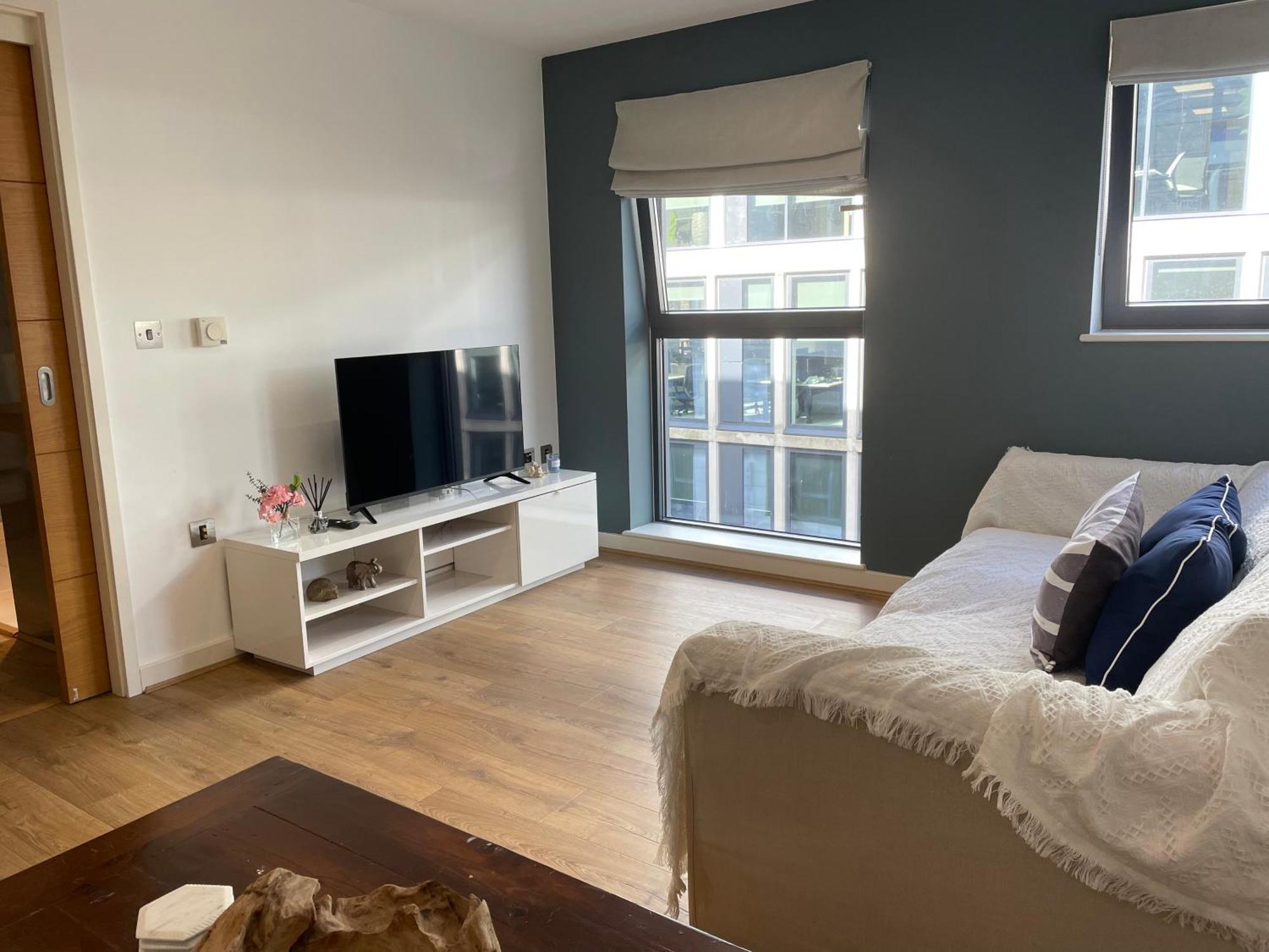 2 Bed, 2 Bath Apartment In Guildford Town Centre With Parking! מראה חיצוני תמונה