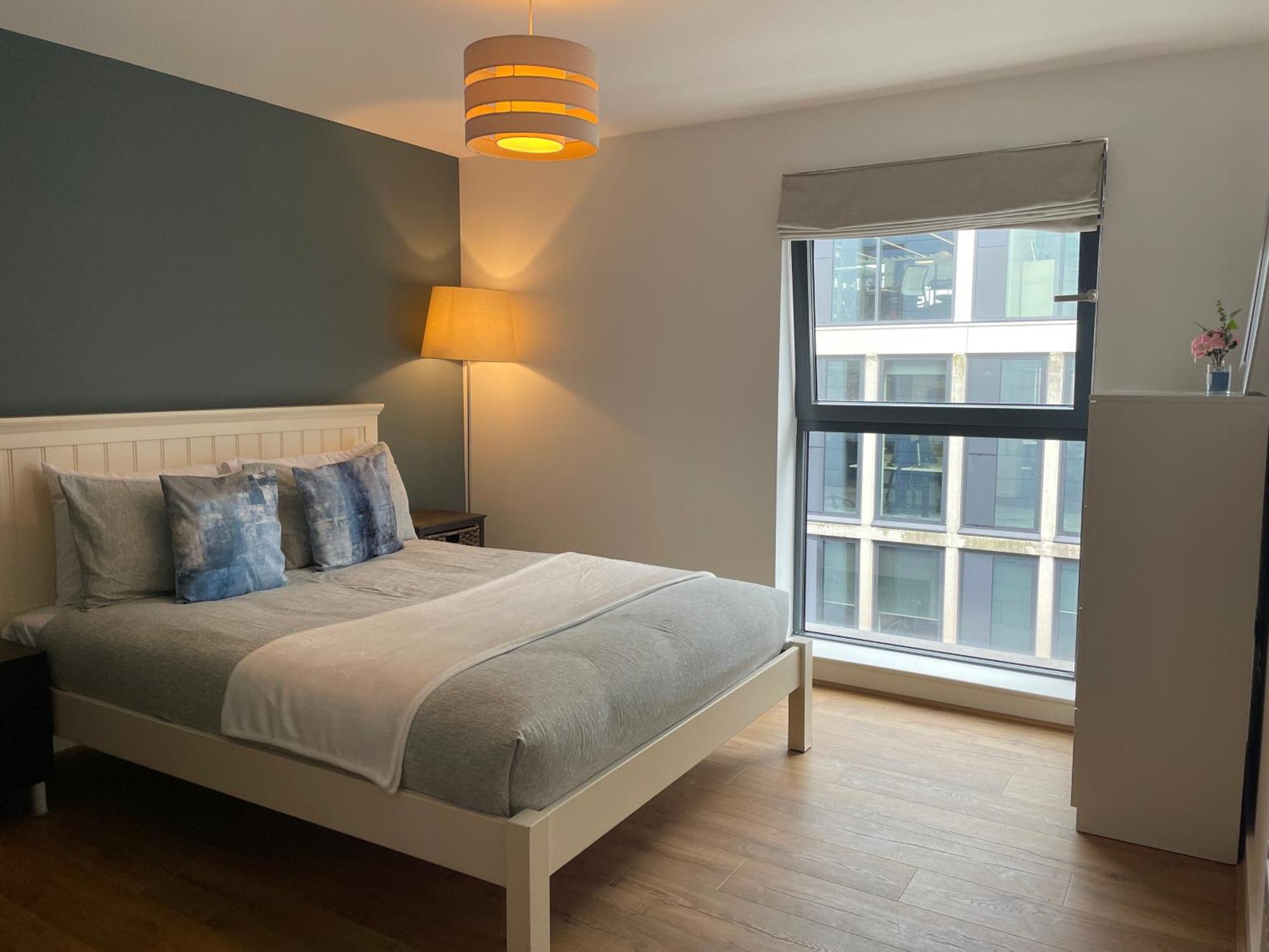 2 Bed, 2 Bath Apartment In Guildford Town Centre With Parking! מראה חיצוני תמונה