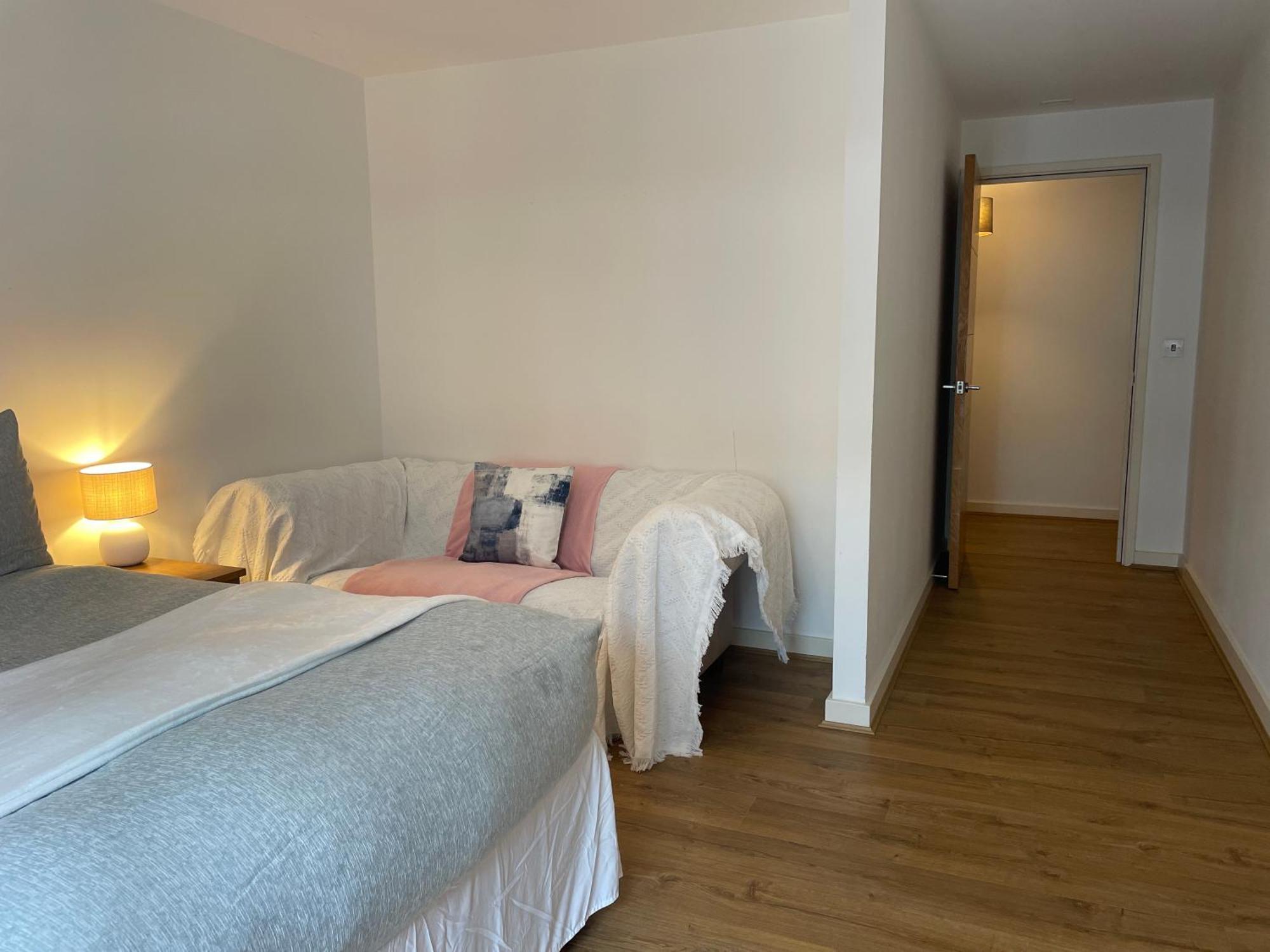 2 Bed, 2 Bath Apartment In Guildford Town Centre With Parking! מראה חיצוני תמונה