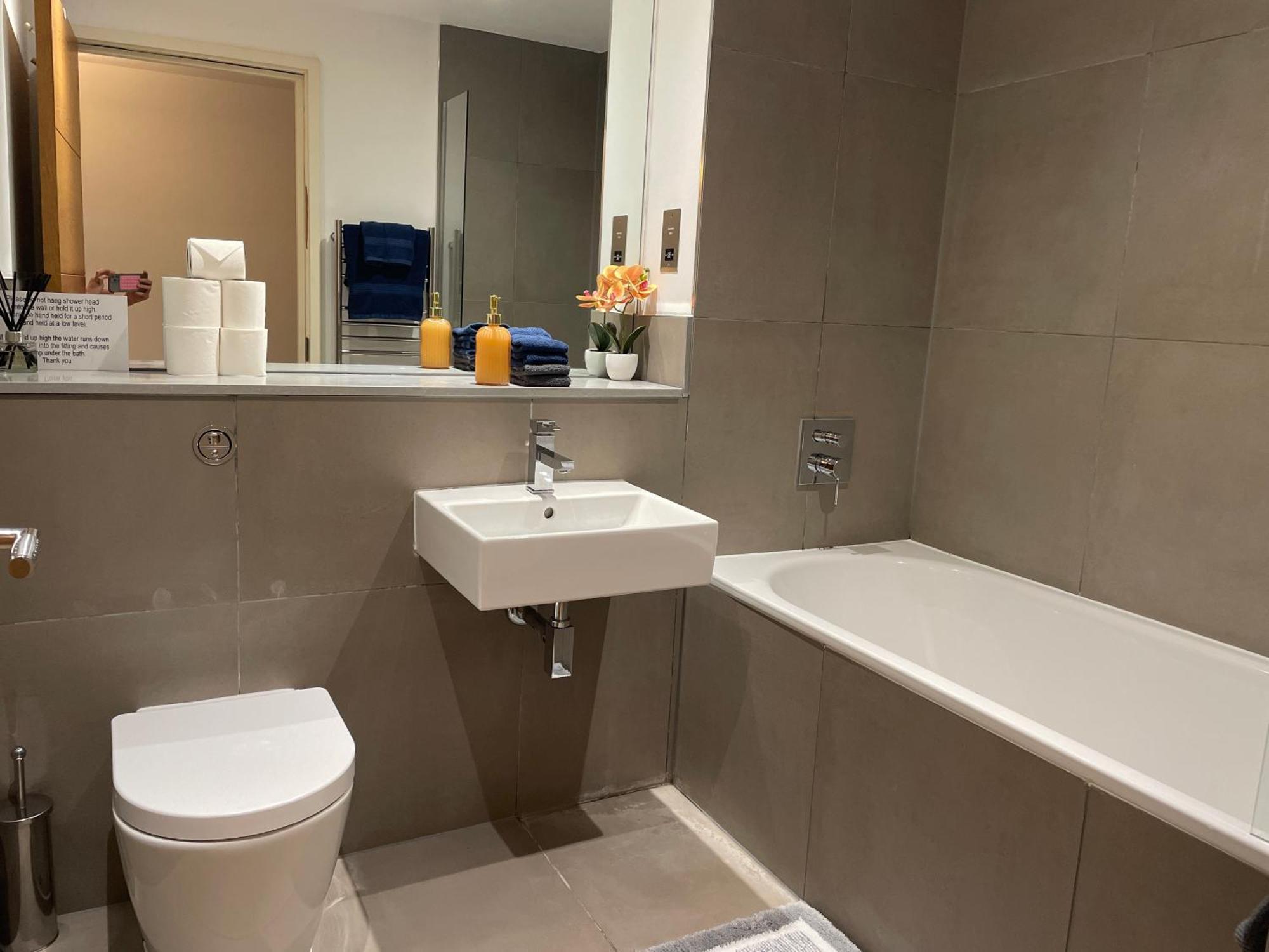 2 Bed, 2 Bath Apartment In Guildford Town Centre With Parking! מראה חיצוני תמונה