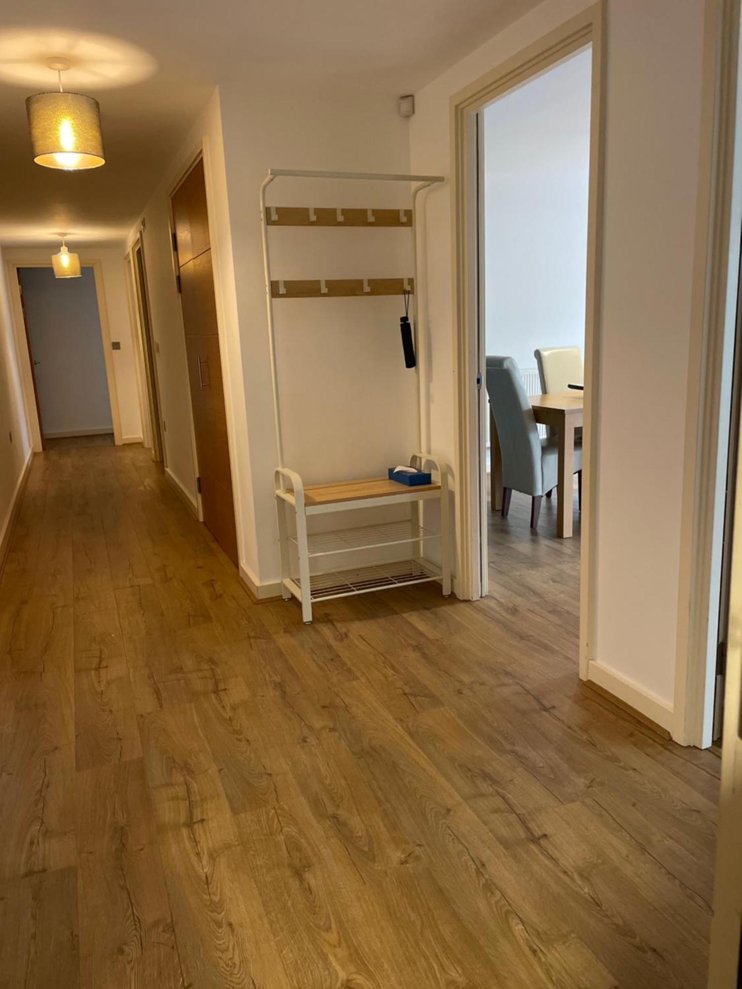 2 Bed, 2 Bath Apartment In Guildford Town Centre With Parking! מראה חיצוני תמונה