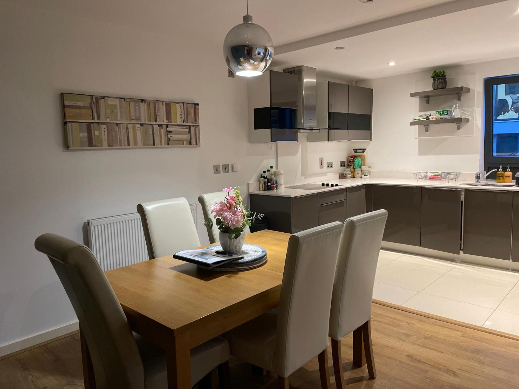 2 Bed, 2 Bath Apartment In Guildford Town Centre With Parking! מראה חיצוני תמונה